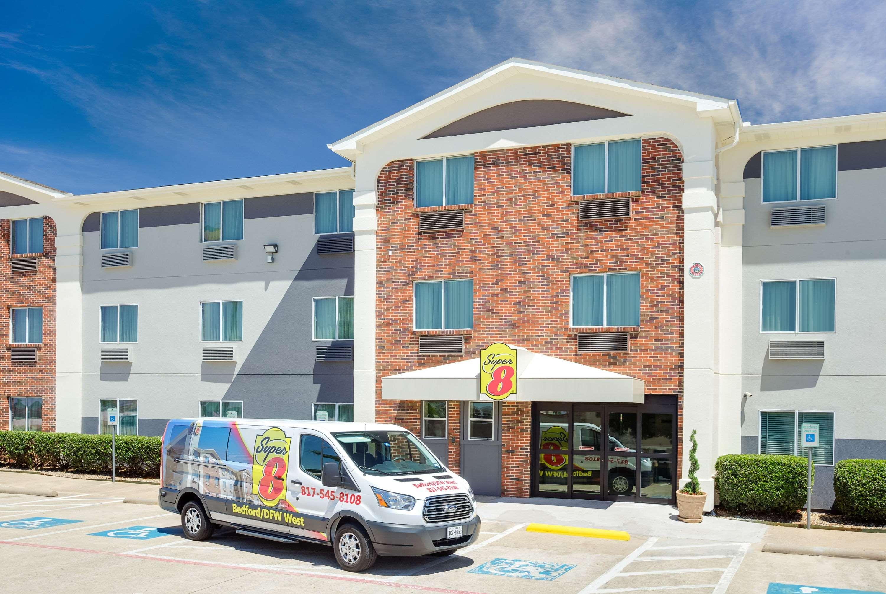 Super 8 By Wyndham Bedford Dfw Airport West Motel Exterior photo