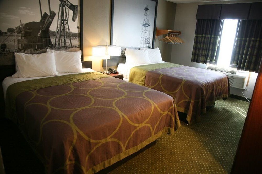 Super 8 By Wyndham Bedford Dfw Airport West Motel Exterior photo